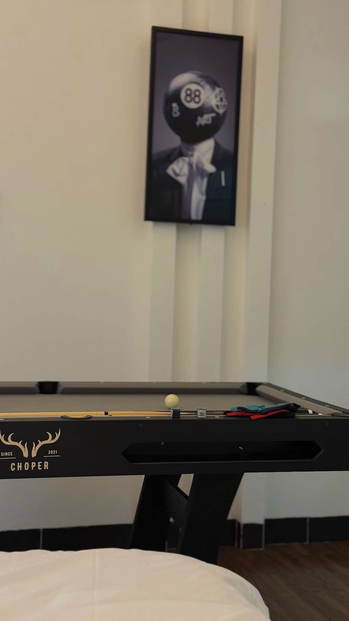 8Ball_01.jpg